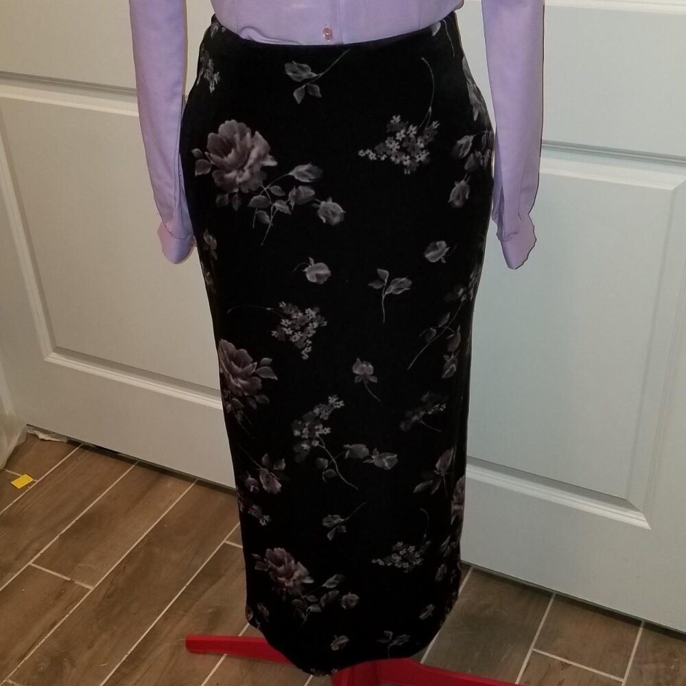 Vintage 90s Tracy Evans black velvet maxi skirt with grayish purple flowers Y2k